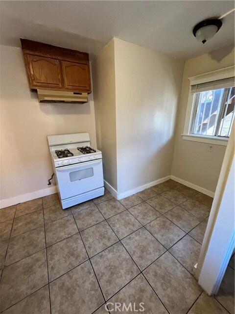 Building Photo - 1349 W 49th St