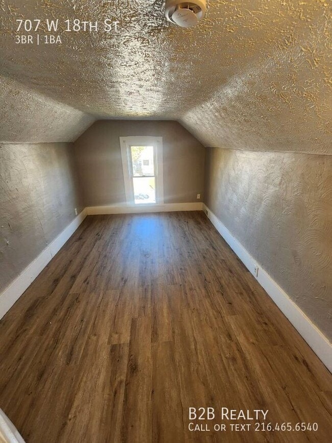 Building Photo - 707 W 18th St