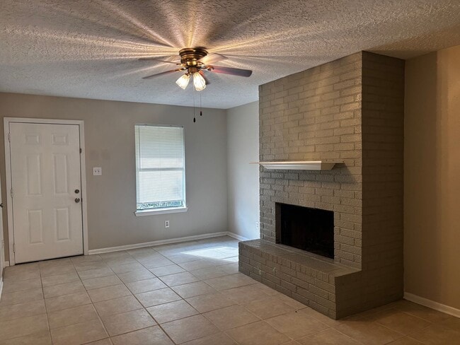 Building Photo - 2 bedroom 2 bath