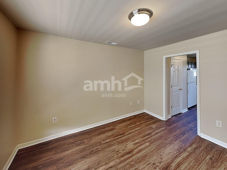 Building Photo - 1041 Vanguard Dr