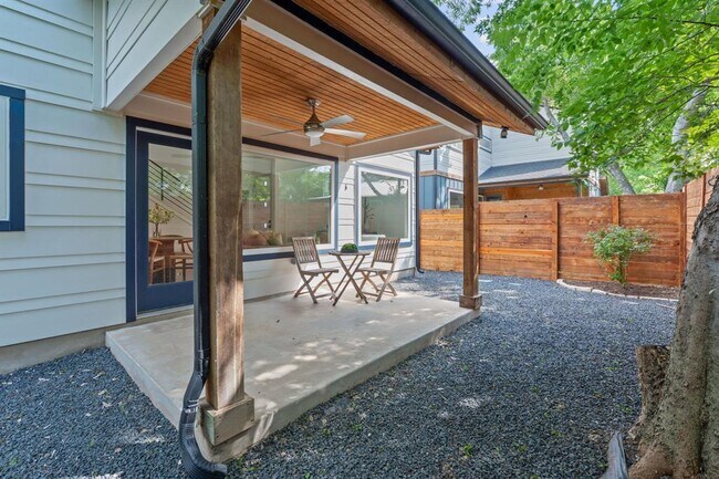 Building Photo - 402 W 55th St