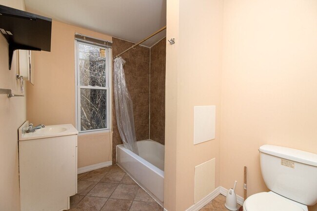 Building Photo - ???Walk to PENN & DREXEL | YARD!! | Front ...