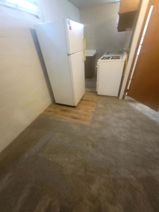Building Photo - Pre-Leasing 2 Bedroom 1 Bathroom in West L...