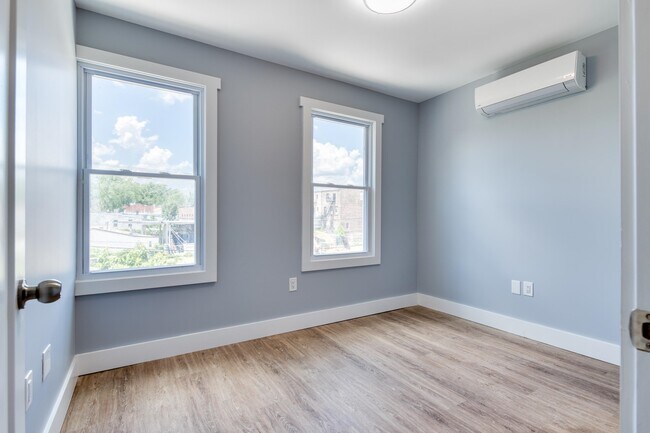 Building Photo - 250 Suydam Ave