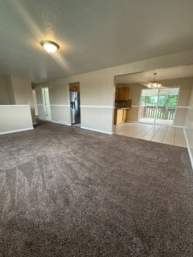 Building Photo - Spacious & Affordable! 5 Bed 2 Bath Home f...
