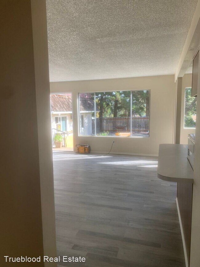 Primary Photo - 2 br, 1 bath House - 531 Fairchild Apt #12