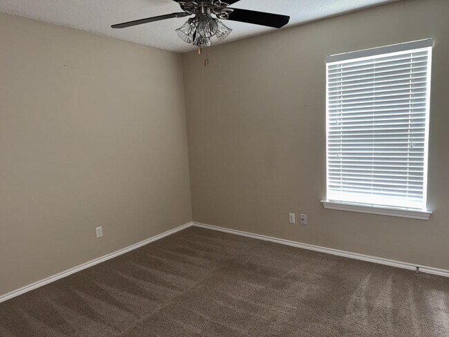 Building Photo - 2029 Laney Dr