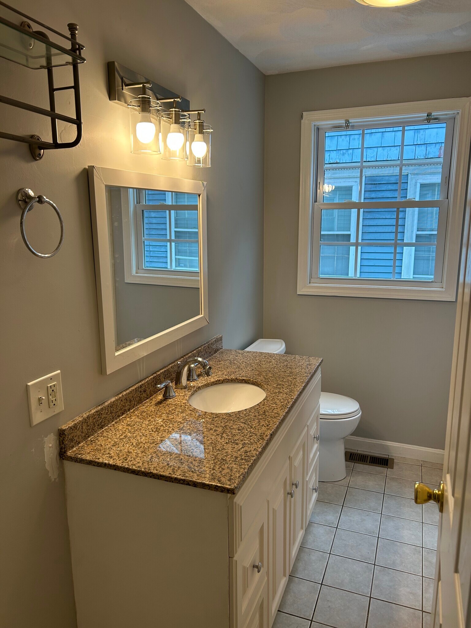 Full bathroom - 907 Smith St