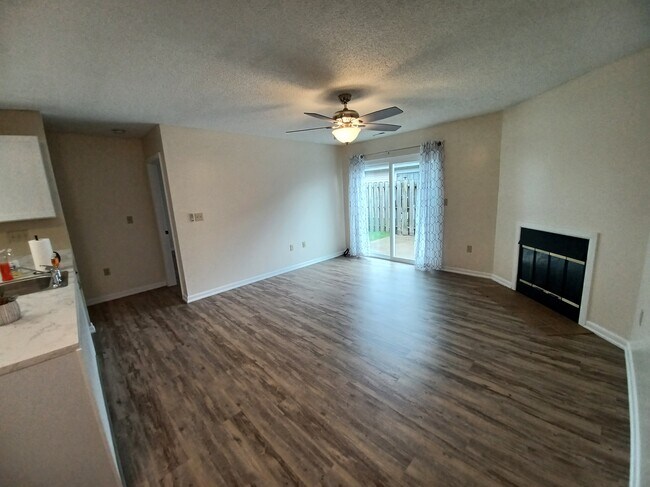 Building Photo - 582 Moull St