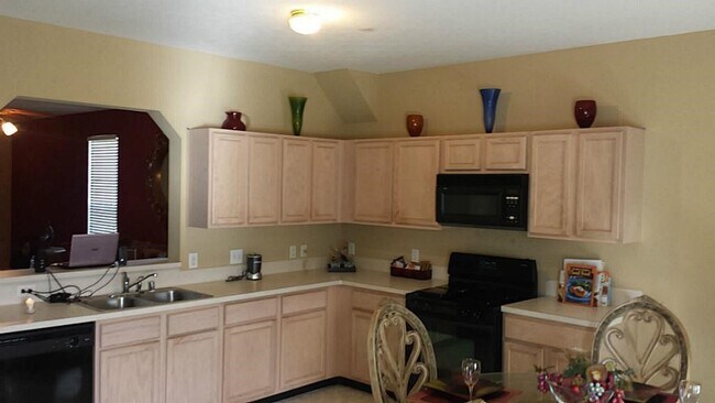 Building Photo - 2015 Foxhill Dr