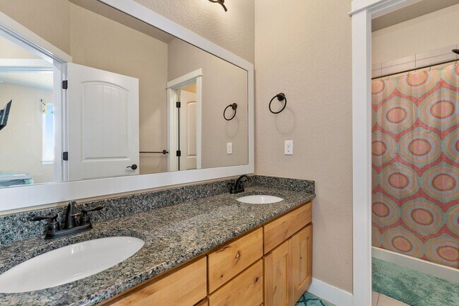 Building Photo - 4 Bedroom, 4 bathroom, Plus office and Loft!