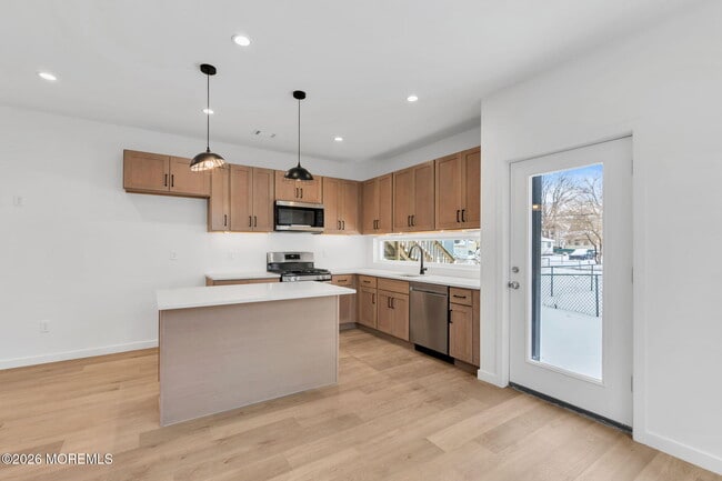 Building Photo - 211 Dewitt Ave