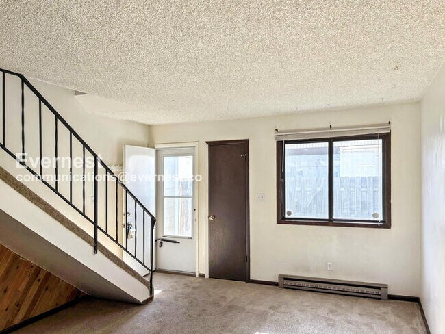 Building Photo - 2 Bed/1.5 Townhome with Carport / Availabl...