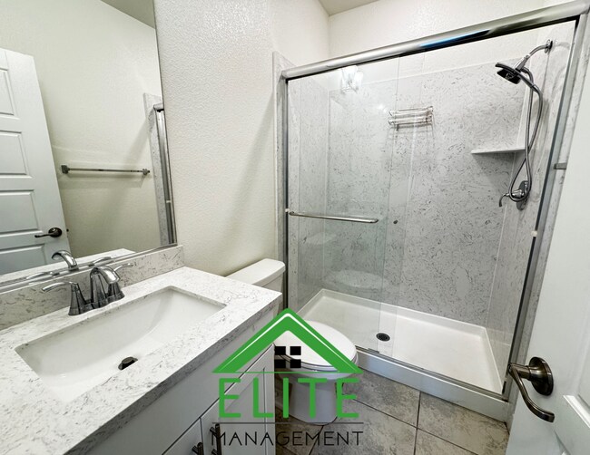 Building Photo - Spacious and Modern 4-Bedroom Home in Desi...