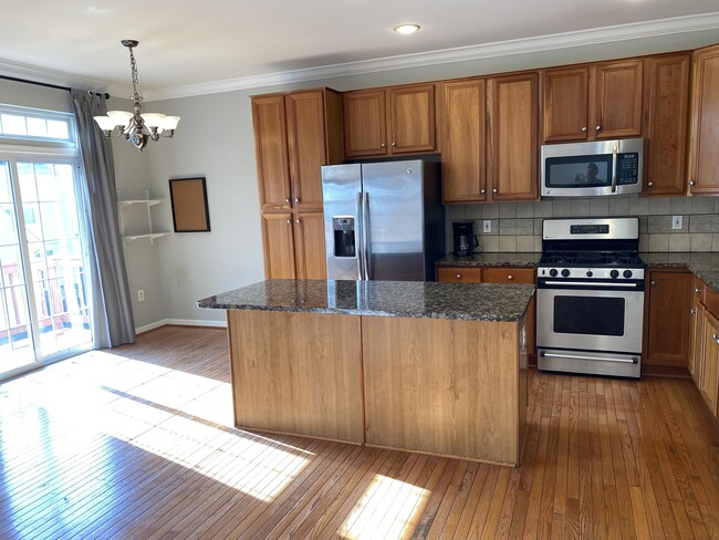 Building Photo - 13851 Palisades St