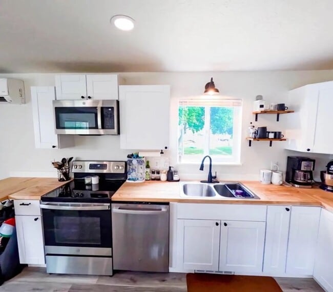 Building Photo - Beautifully remodeled 3-bedroom, 2-bathroo...