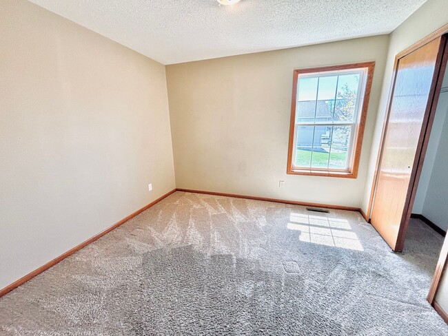 Building Photo - Rare Detached 4bed Townhome in Prime Shako...