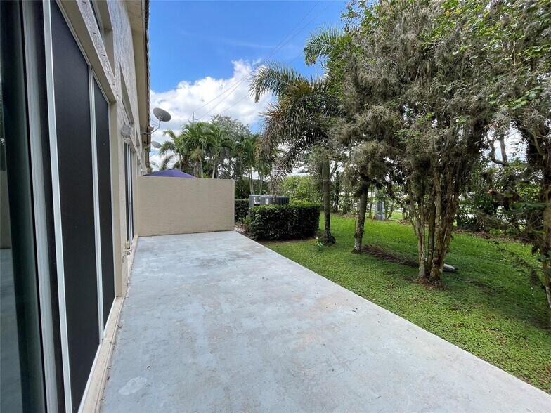 Building Photo - 5031 Madison Lakes Cir W