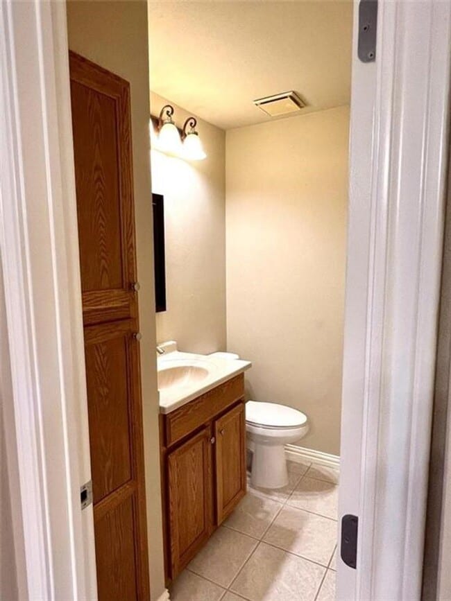 Building Photo - Arbor Village Condominium / Beautiful Update Unit / Refrigerator, Washer & Dryer included