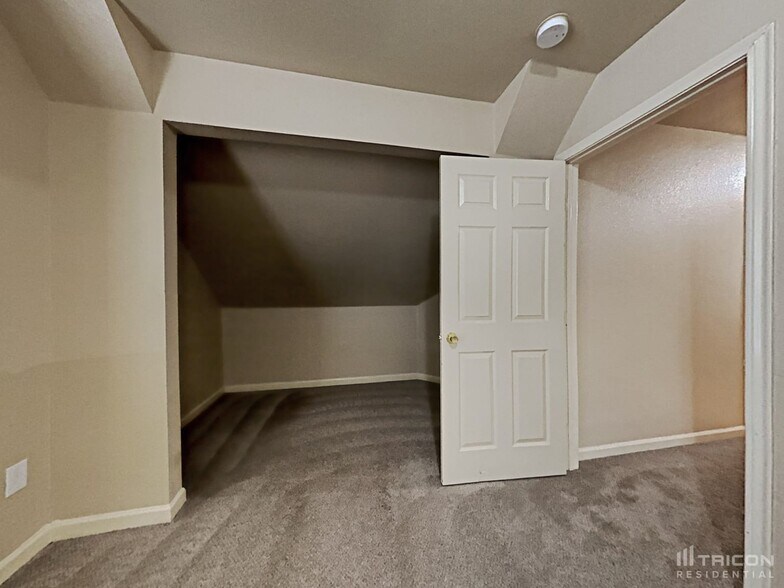 Building Photo - 9722 Spruce Ridge Dr
