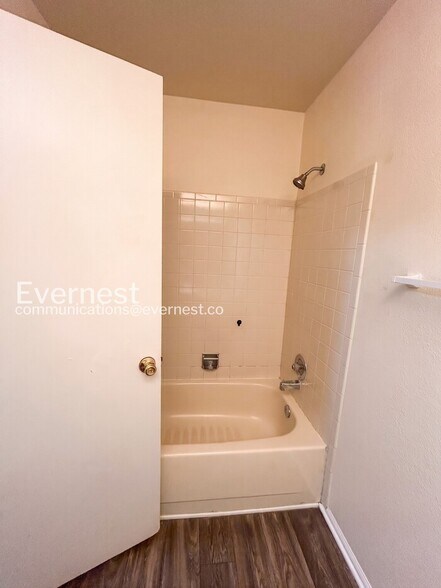 Building Photo - 2702 Dickens Dr