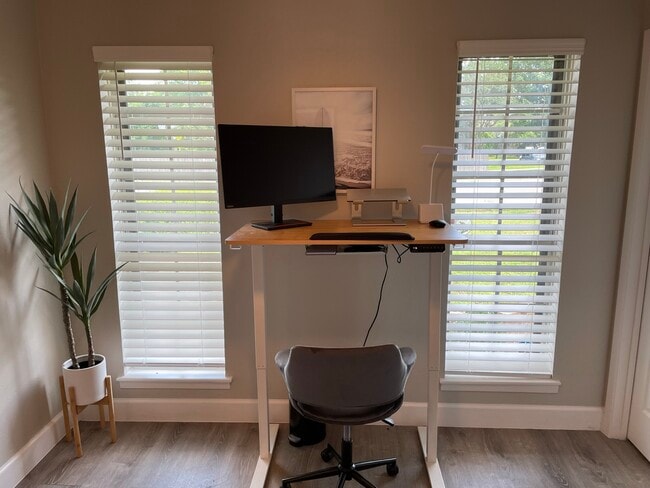 Building Photo - 10200 Quail Valley Blvd