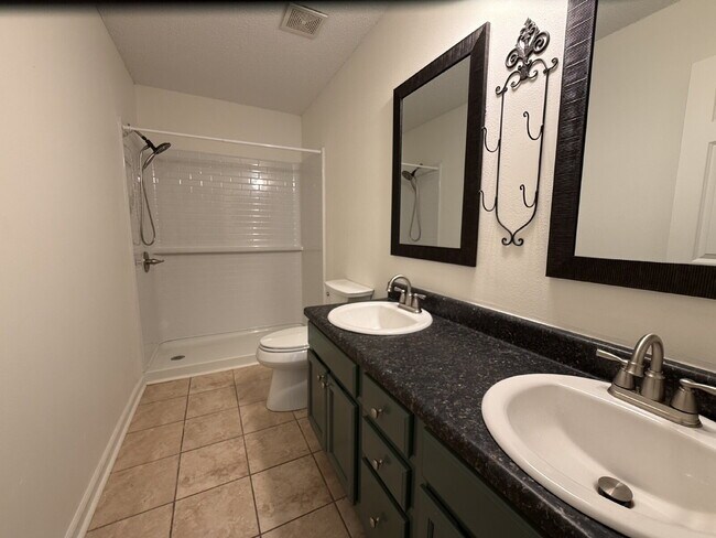 Building Photo - "Discover Comfort and Charm: Spacious 3-Bed, 2-Bath Home in Huntsville's Desirable Locale!"