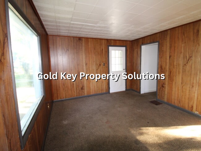 Building Photo - Cute 2 BR 1 BA House with Enclosed Porch a...
