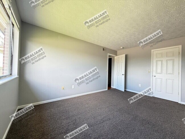 Building Photo - 908 Amhurst Dr