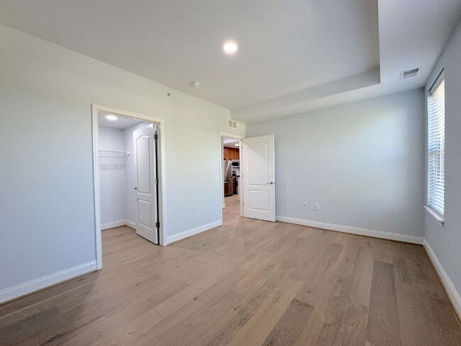 Building Photo - "Chic Urban Retreat: Stylish 1-Bed Condo with Hardwood Elegance in the Heart of Alexandria!"