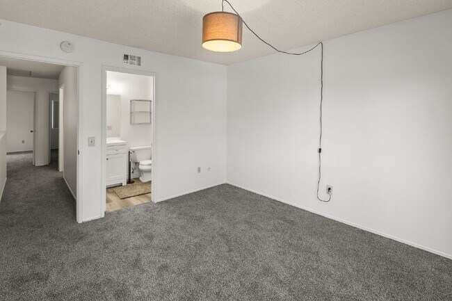 Building Photo - Welcome to your serene 3 BR 2.5 BA Townhome in San Diego!