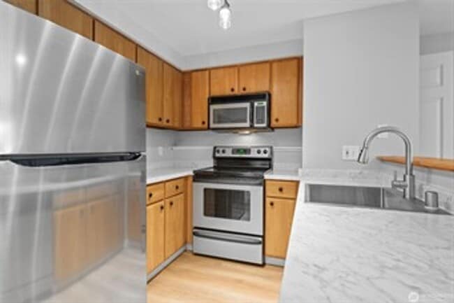 Building Photo - Modern 1-Bedroom Condo in Vibrant Greenwood Neighborhood