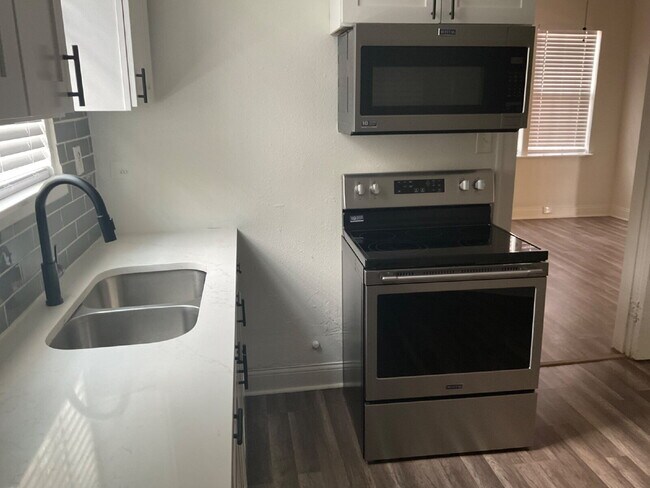 Building Photo - 1 Bedroom Close to SAC/Alamo Heights