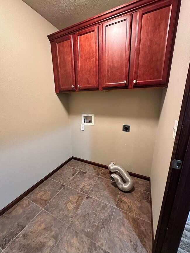 Building Photo - 3 Bedroom Townhome!