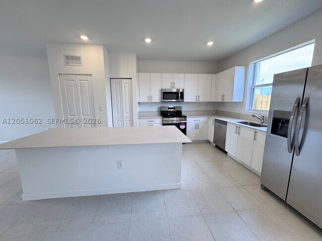 Building Photo - 1182 Palm Dr