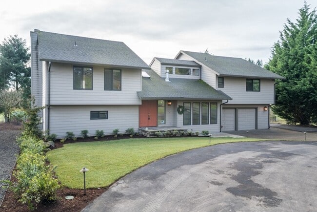 Building Photo - Escape to the Country, Spacious Contemporary in Wilsonville with Shop