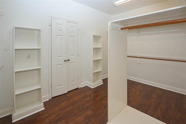 Building Photo - 8707 Westbrook Forest Dr