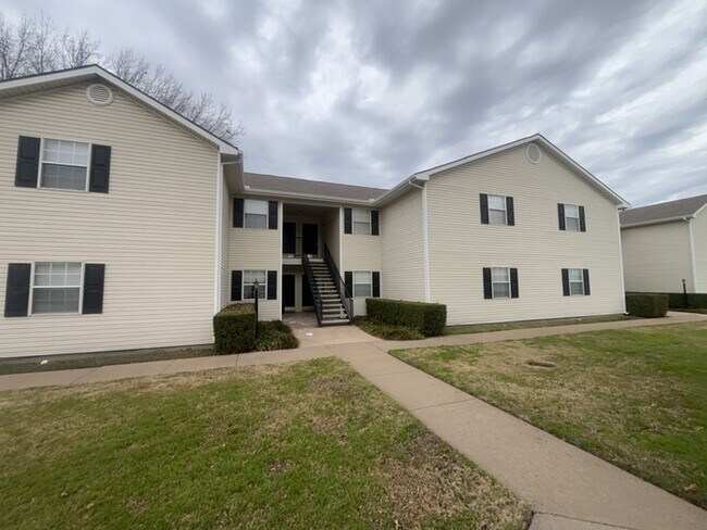 Primary Photo - 2nd floor apartment water included! walkin...