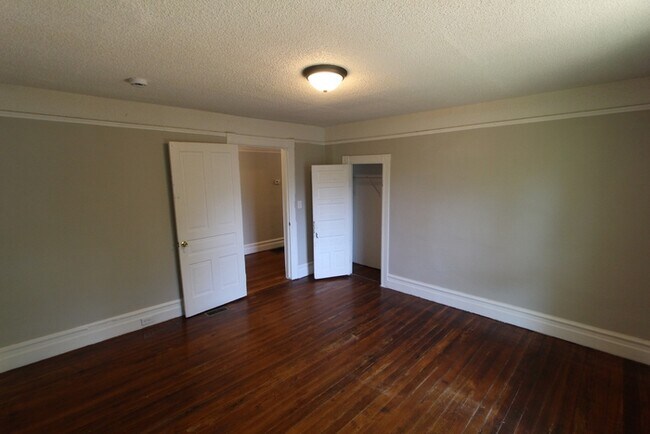 Building Photo - 442 Hall St