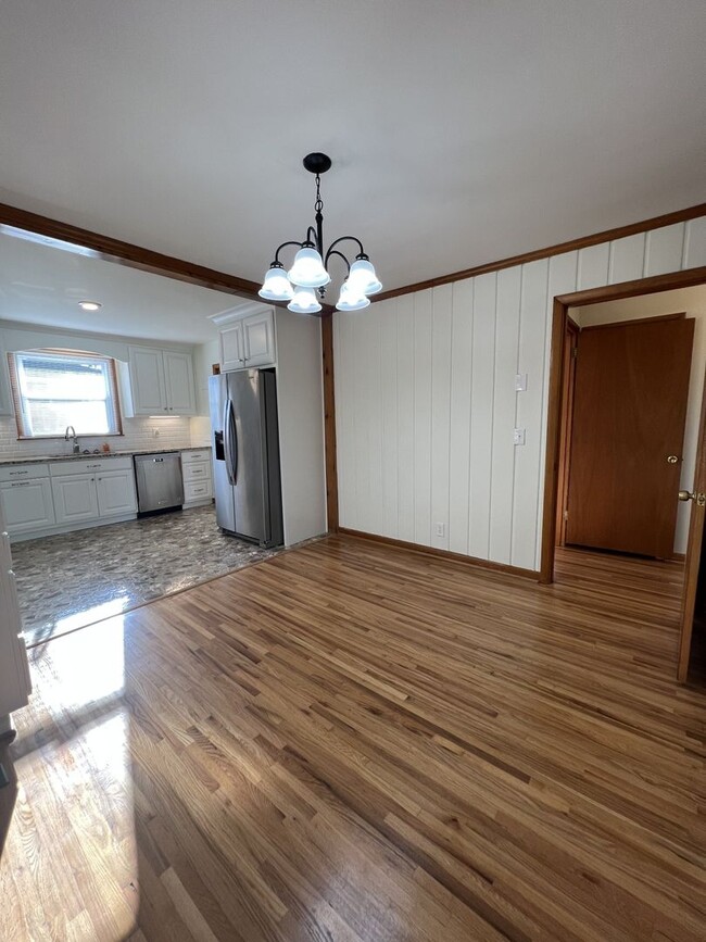 Building Photo - Single-Family Home with 2 Bedrooms and 1.5...