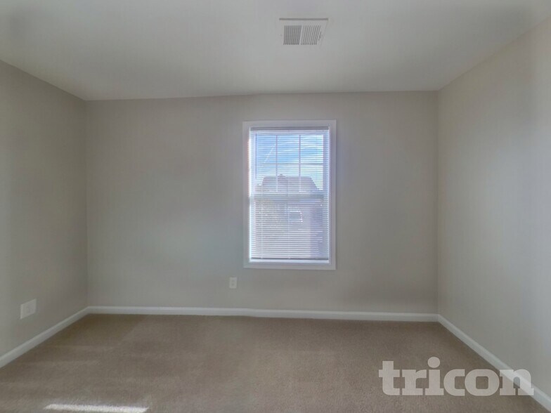 Building Photo - 831 Dovefield Ln