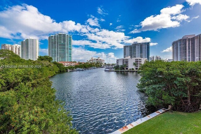 Building Photo - 19999 E Country Club Dr