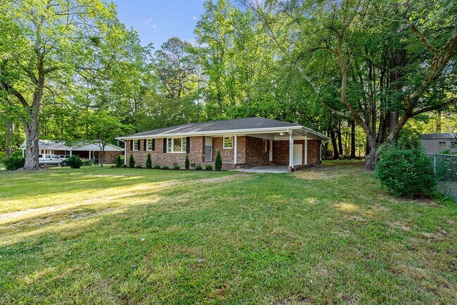 Building Photo - AVAILABLE NOW!! 4 bedroom Brick Ranch Styl...