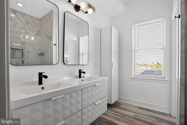 Building Photo - 419 Emily St