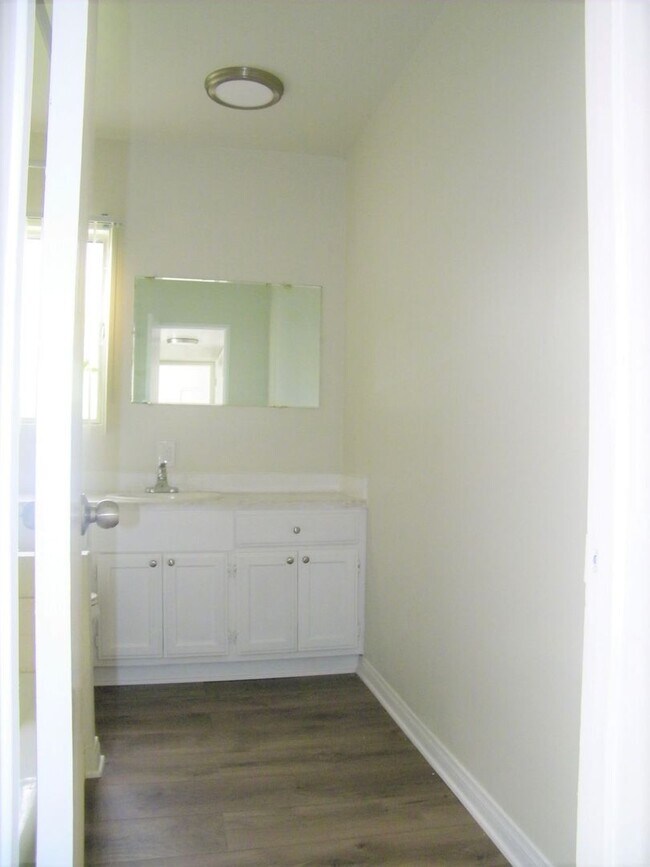 Building Photo - 2bed/2bath AVAILABLE NOW