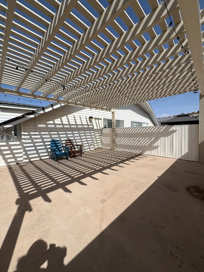 Building Photo - Charming 3-Bedroom Home with Modern Update...