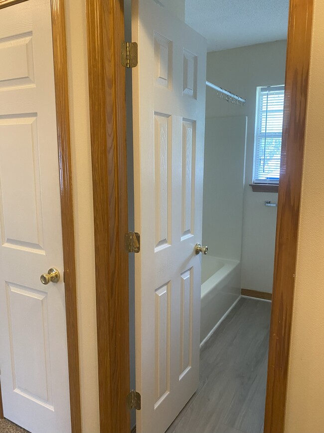 Building Photo - 852 Stonegate Ct