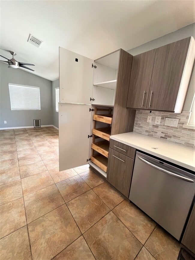 Building Photo - 3+ bedroom, 2 bath pool and spa home