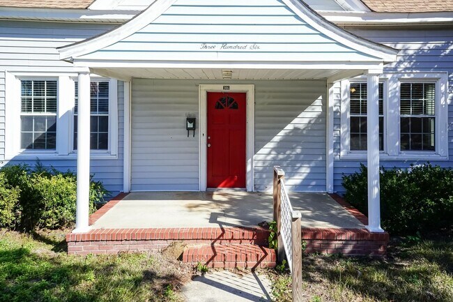 Building Photo - Four Bedroom Home!