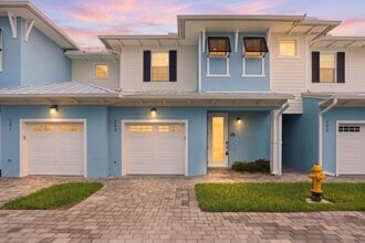 Building Photo - Fully Furnished 3 Bedroom, 3.5 Bath Townhome